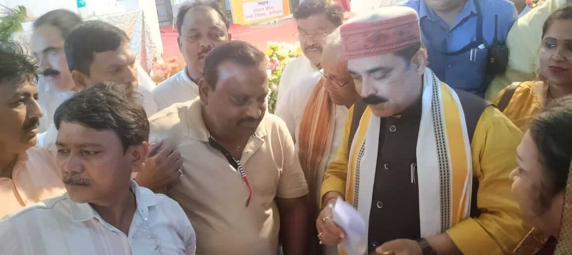 नगर विकास व आवास विभाग के मंत्री को पार्षदों ने सौंपा ज्ञापन