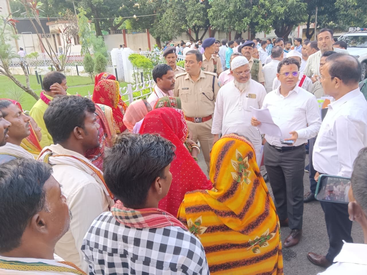 गंगा कटाव पीड़ितों ने डीसी से लगायी गुहार, स्थायी आवास निर्माण की उठायी मांग