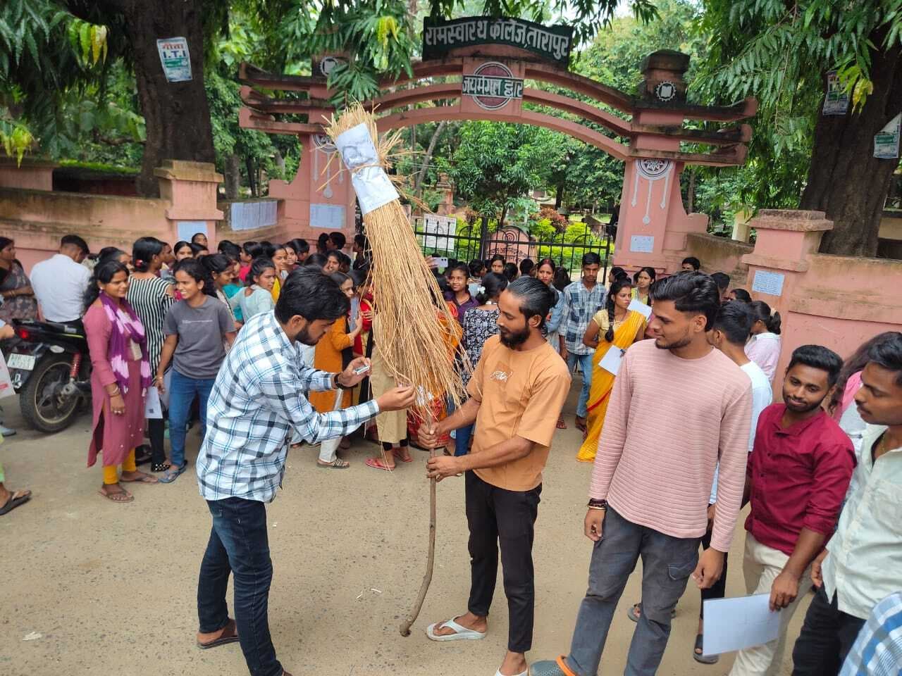 अंग्रेजी के प्राध्यापक की नियुक्ति नहीं किये जाने पर कुलपति का फूंका पुतला