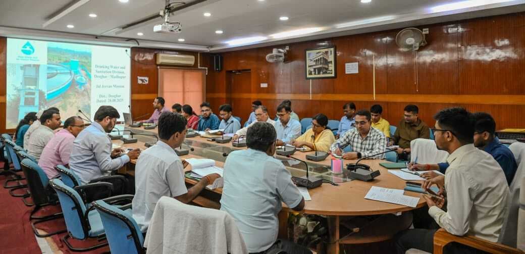 Deoghar News : हर घर नल जल और स्वच्छता व्यवस्था को प्राथमिकता दें : डीसी