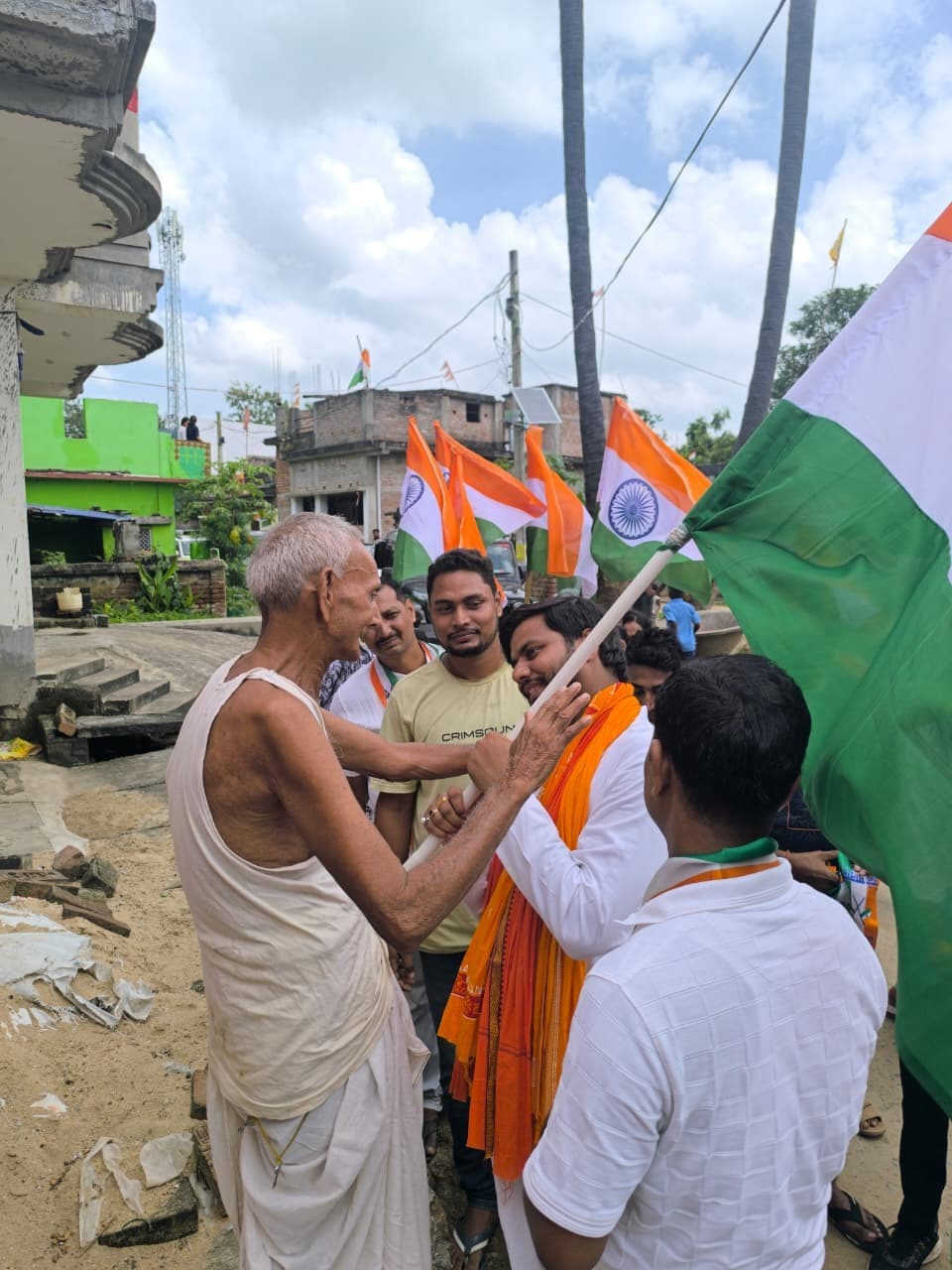 गरसंडा पंचायत पहुंची राष्ट्र गुणगान यात्रा, तिरंगे के सम्मान में गूंजा राष्ट्रगान