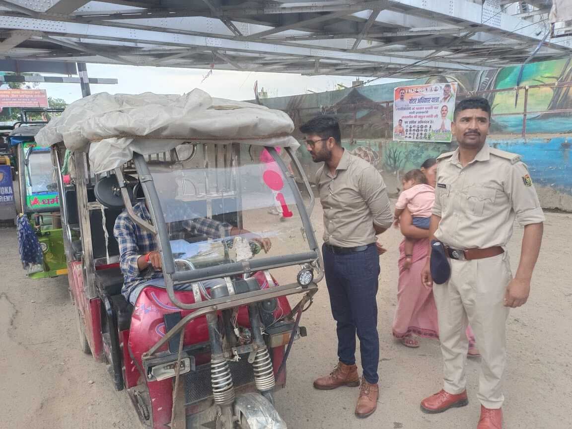 अवैध पार्किंग के खिलाफ विद्यापीठ चौक व रेलवे पुल के नीचे चला अभियान