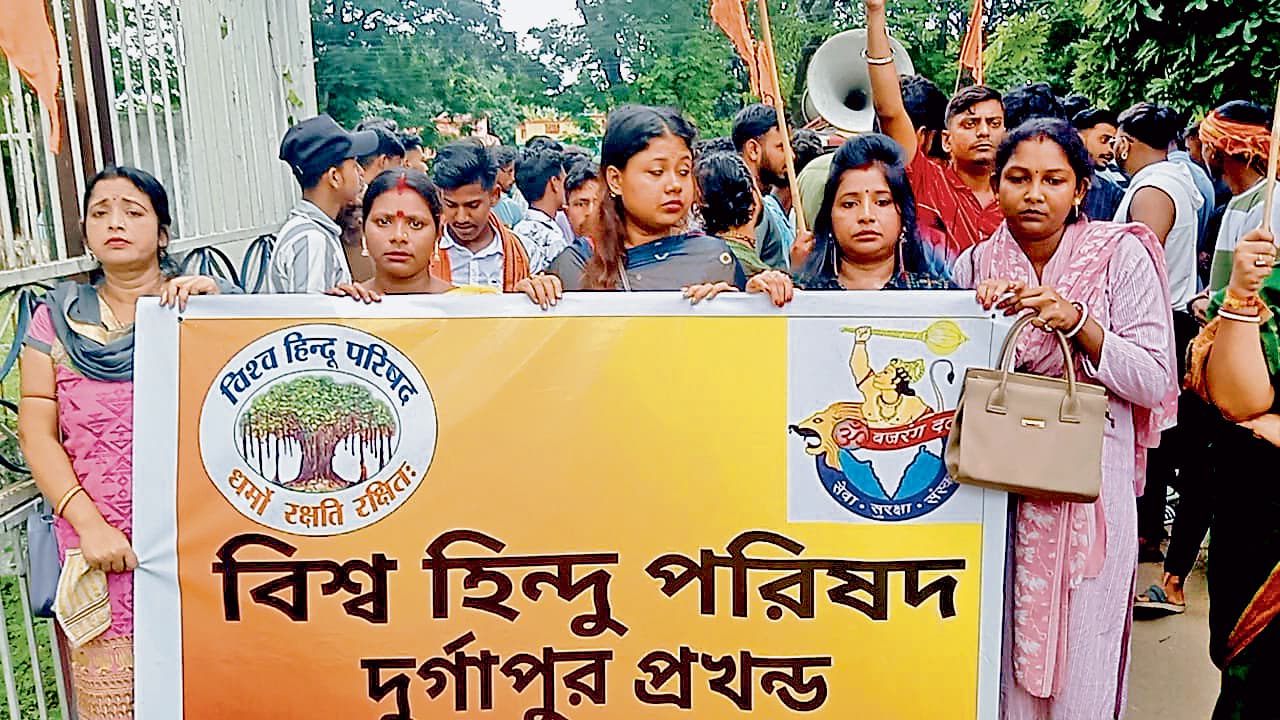 दुर्गापुर में विश्व हिंदू परिषद का विरोध प्रदर्शन, पुलिस के साथ धक्का-मुक्की