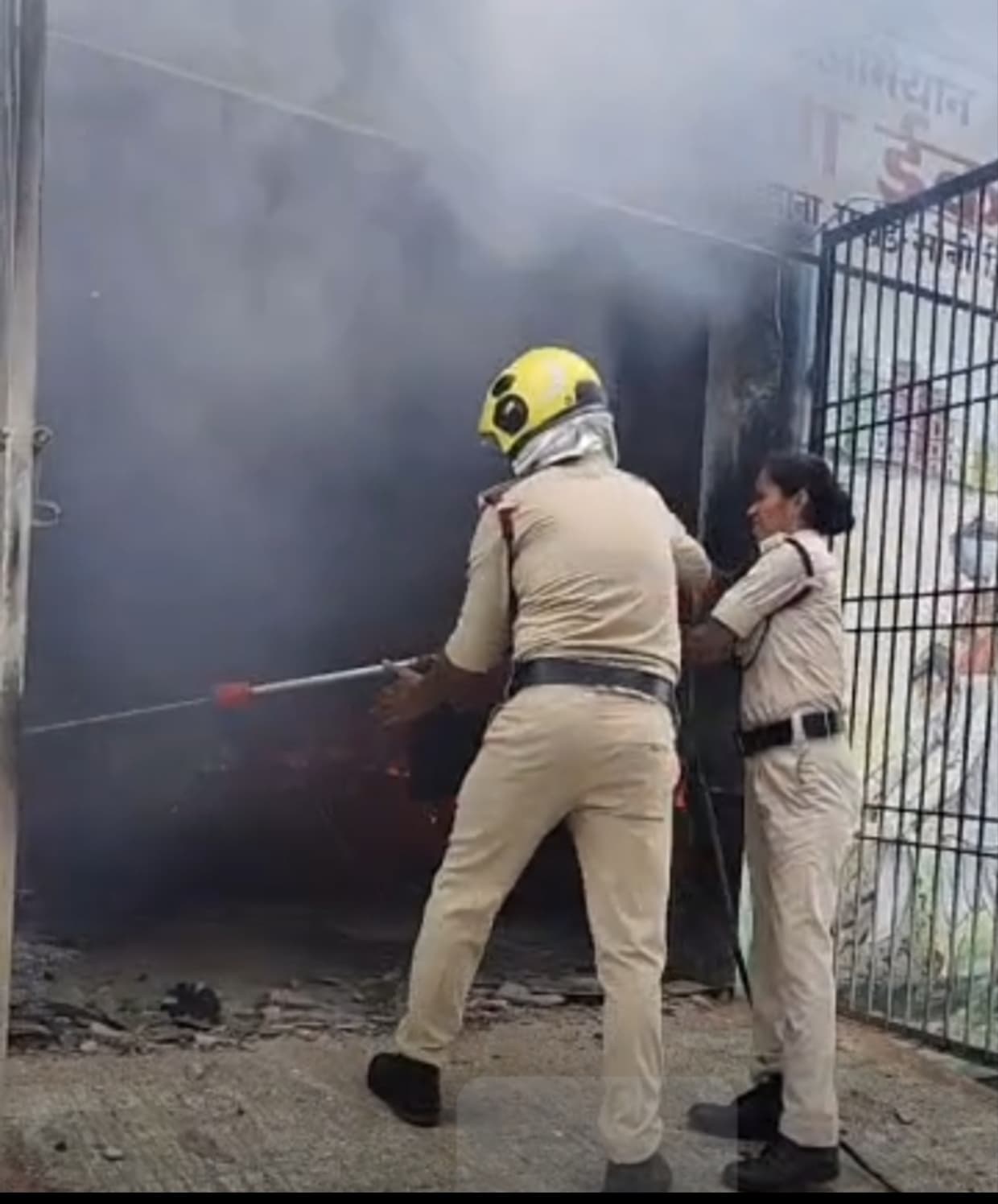 अपशिष्ट प्रसंस्करण इकाई भवन में लगी आग