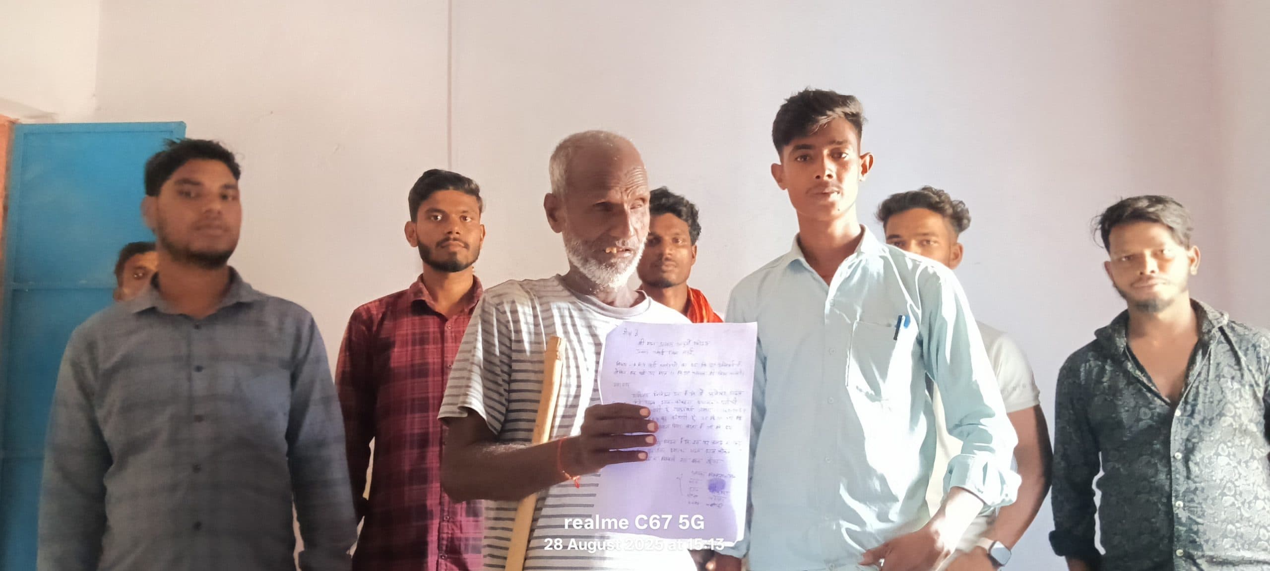 ग्रामीणों ने डीलर पर कम अनाज देने का लगाया आरोप