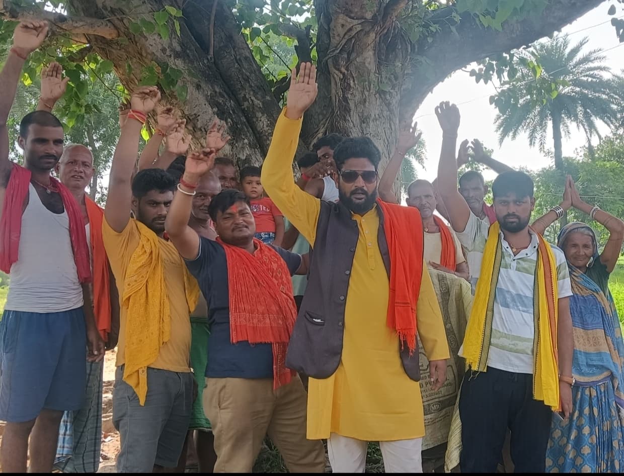 आवास व सड़क से वंचित कसरौटी के ग्रामीणों ने किया प्रदर्शन, प्रशासन व जनप्रतिनिधियों पर लगाया उपेक्षा का आरोप