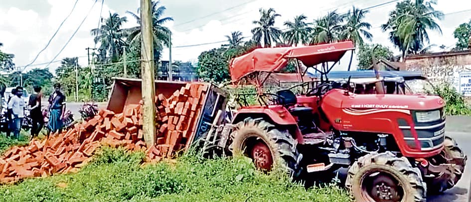 ट्रैक्टर से टक्कर में बाइक चालक की दर्दनाक मौत