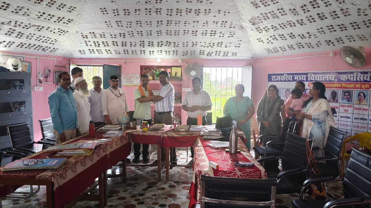 अपहृत शिक्षक के स्कूल आने पर खुशी की लहर