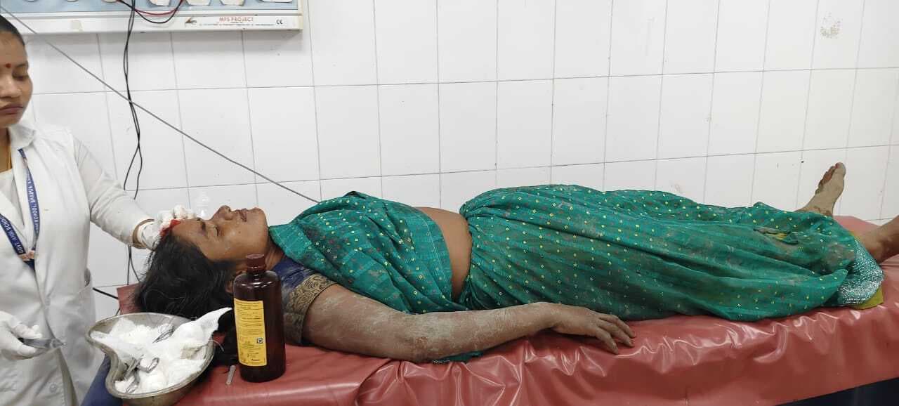 ऑटो के धक्के से नाले में गिरे पति-पत्नी, घायल