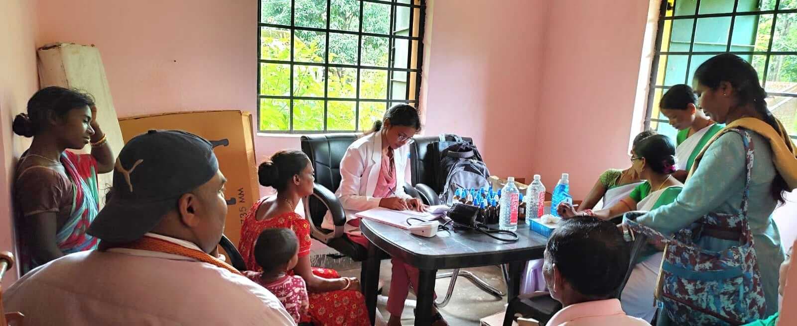 बिरहोर कॉलोनी में आयुष चिकित्सा शिविर