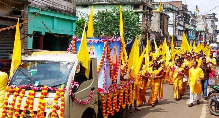 पीले वस्त्रों में निकली शोभायात्रा, गूंजे जयकारे और भक्ति गीत