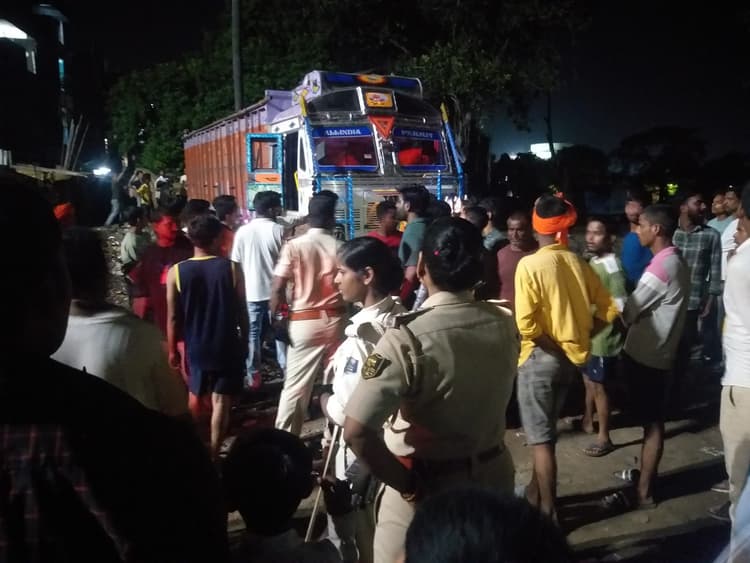 घंटों बाद छोड़ा गया जानवरों से लदा ट्रक