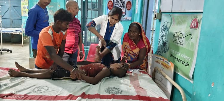 जुगाड़ गाड़ी से गिरने से आठ वर्षीय बालक की हालत गंभीर, रेफर