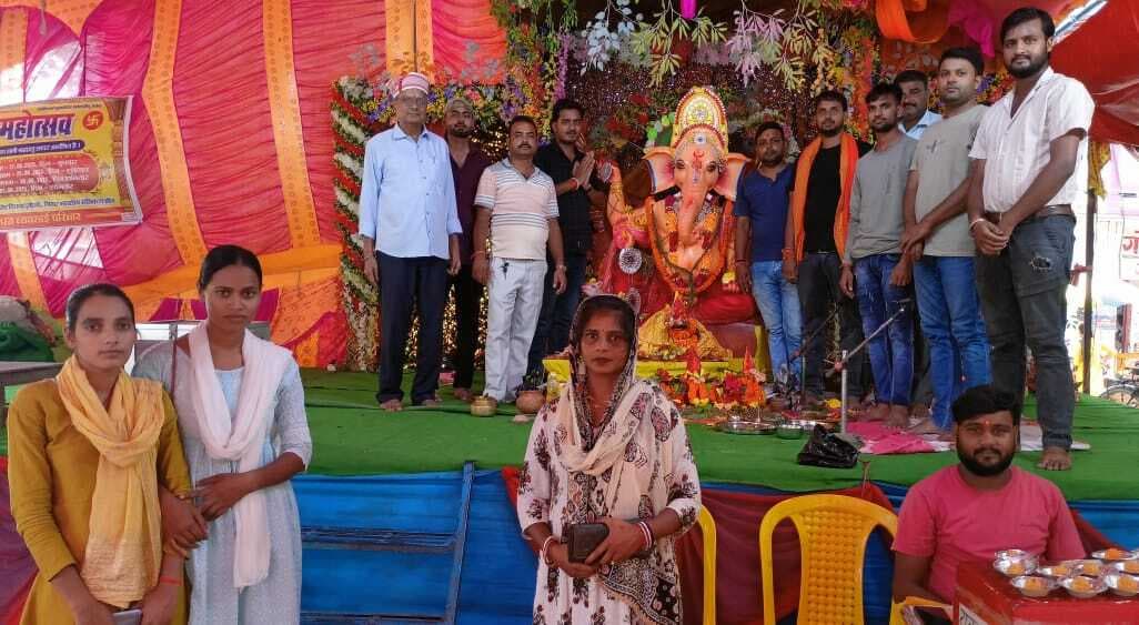 गणपति महोत्सव में उमड़ी श्रद्धालुओं की भीड़, भजन संध्या में मंत्रमुग्ध हुए लोग