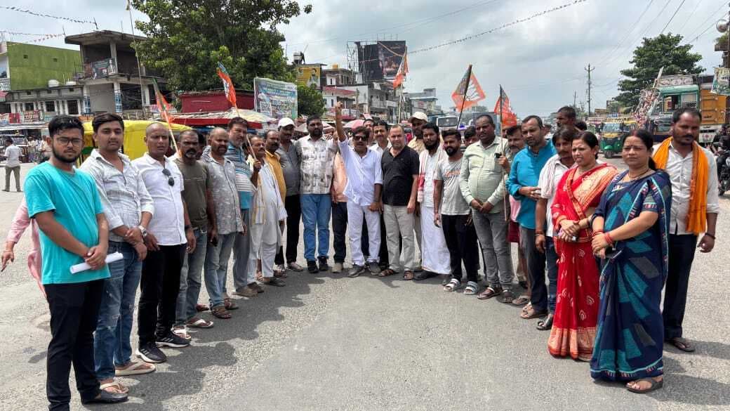 भाजपा कार्यकर्ताओं ने राहुल गांधी का जलाया पुतला