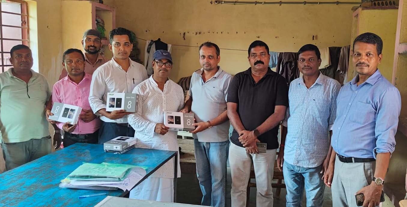 प्रधानाध्यापक व शिक्षकों के बीच टैबलेट का वितरण