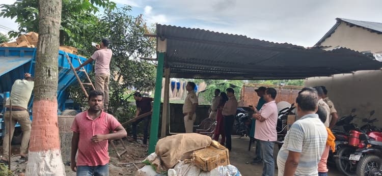 थाना परिसर में 3338 लीटर शराब किया नष्ट