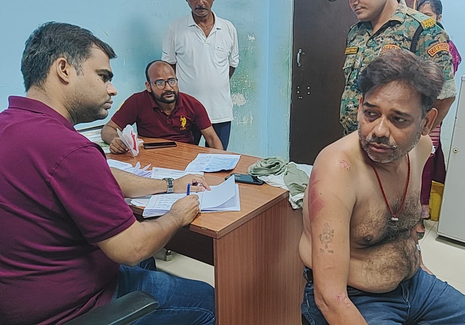 संपत्ति विवाद में घर पर बुलाकर ठेकेदार की पिटाई, दांत से भी काटा