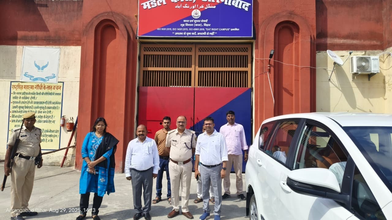 जिला जज  ने जेल में स्थापित कानूनी सहायता क्लिनिक के कामकाज का अवलोकन किया