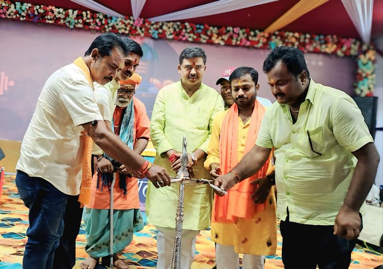 गणेश महोत्सव में शिव महापुराण कथा शुरू, पूर्व सांसद ने किया उदघाटन