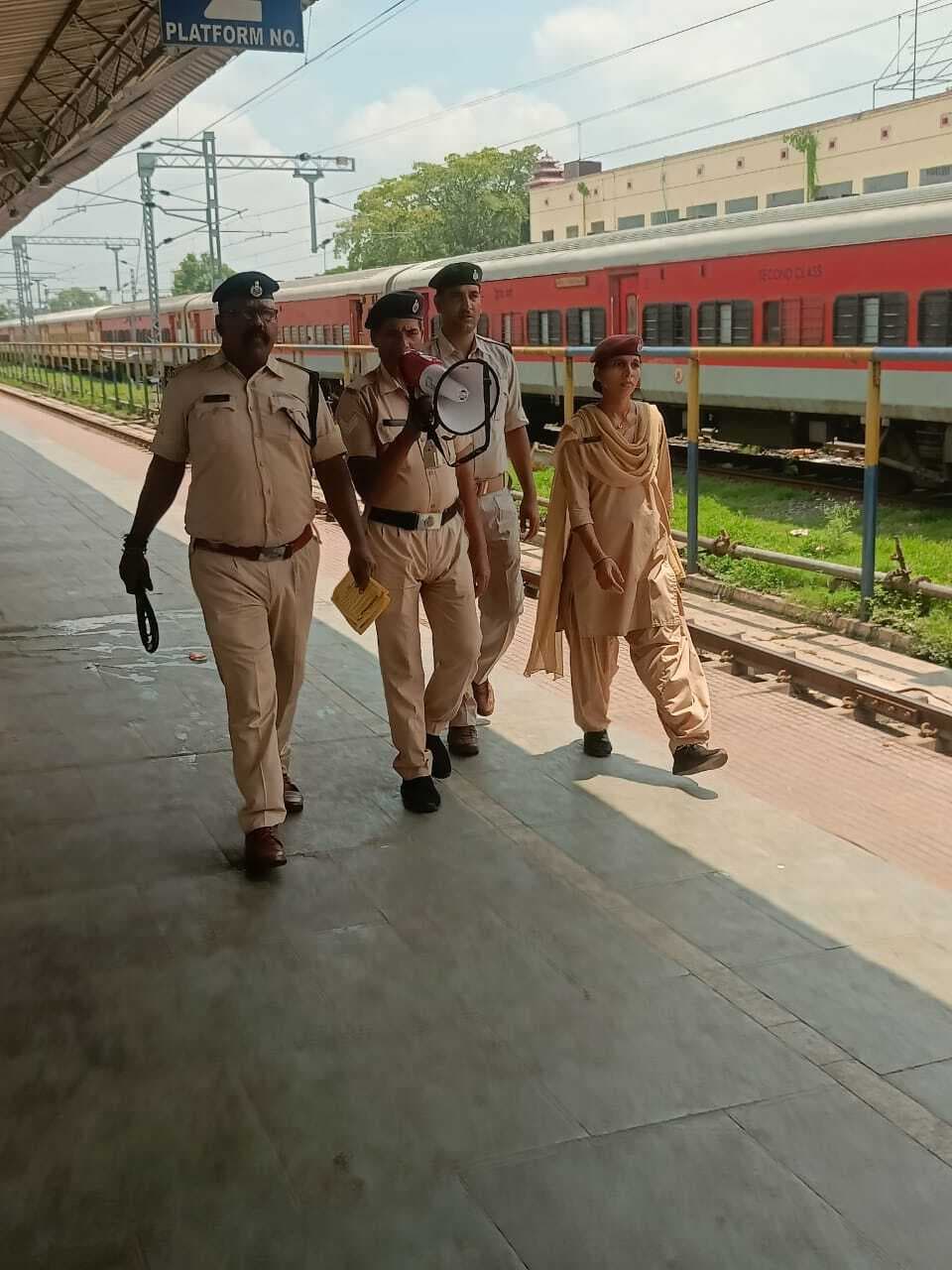 Motihari: रेल यात्रियों को किया गया जागरूक