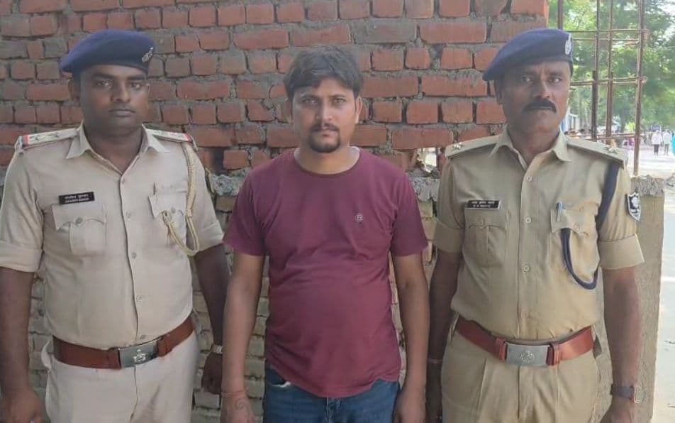 Motihari: इनामी शराब माफिया ने न्यायालय में किया आत्मसमर्पण