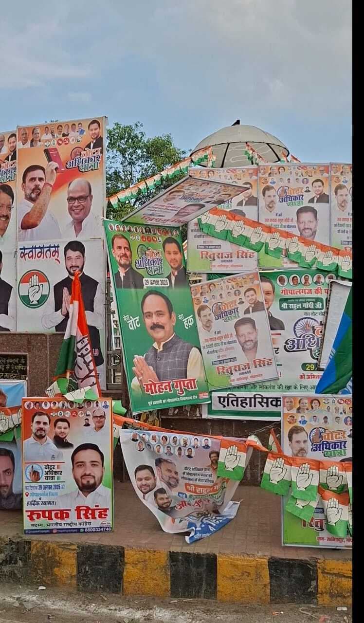 कांग्रेस ने महापुरुषों का किया अपमान, होर्डिंग से ढका : भाजपा