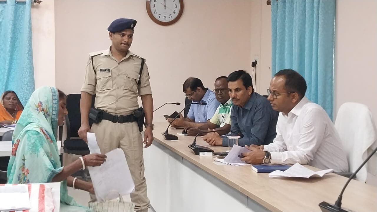 डीएम ने जनता दरबार में सुनी आमजनों की समस्याएं, कई मामलों का ऑन स्पॉट समाधान