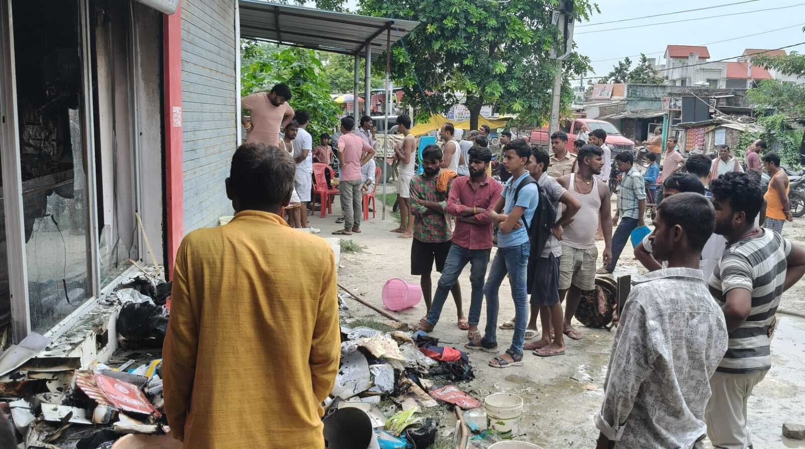 hajipur news. शॉट सर्किट से कपड़ा दुकान में लगी आग, 35 लाख रुपये की क्षति