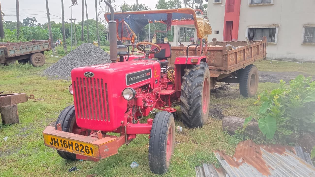 बोल्डर लदा ट्रैक्टर जब्त