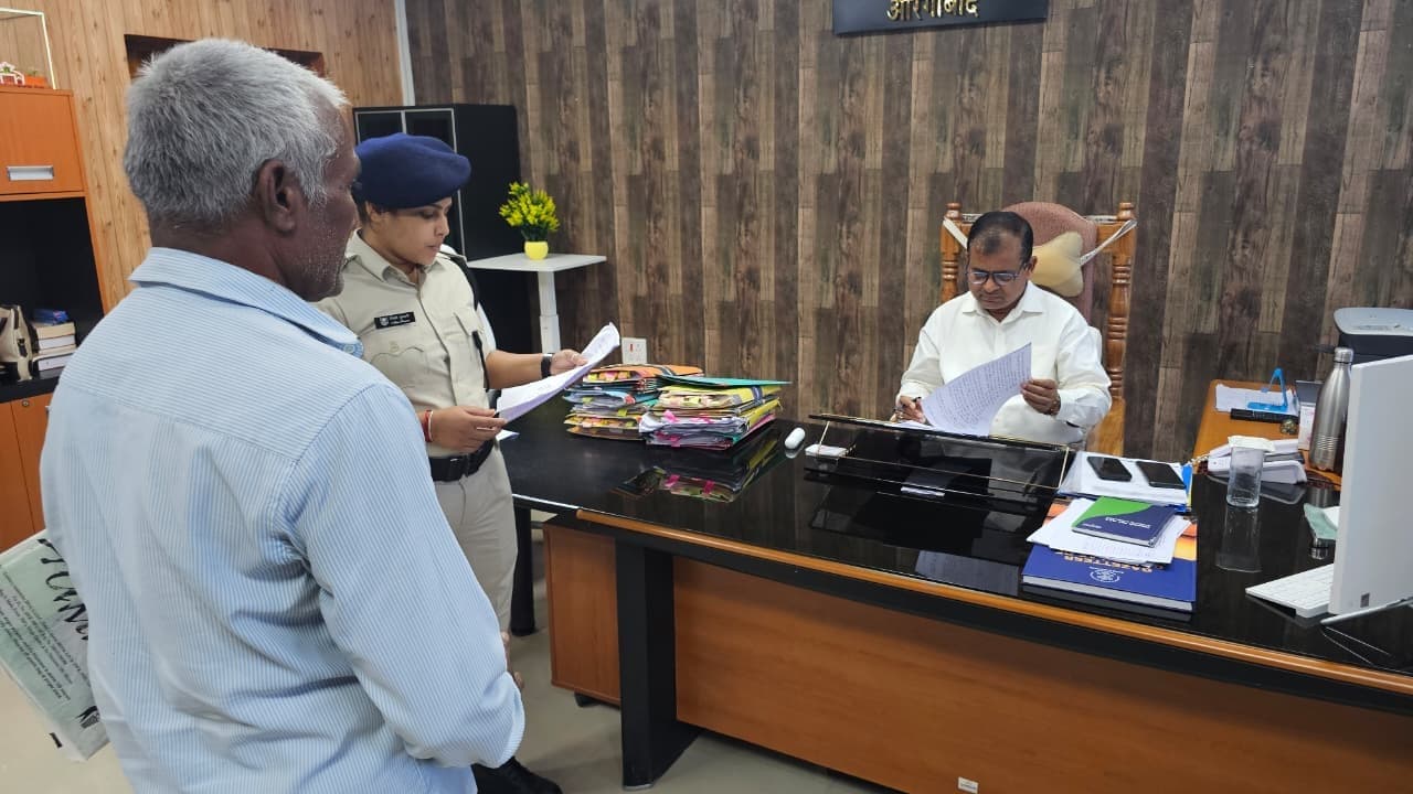 लाभुकों से जबरन अंगूठा लगवाकर राशन नही देने की डीएम से शिकायत