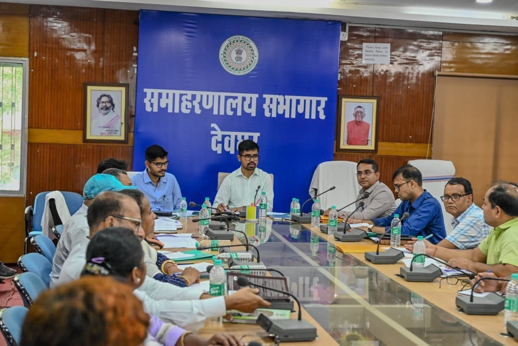 Deoghar News : सरकारी स्कूलों में स्मार्ट क्लास और आइसीटी लैब को बेहतर बनायें : डीसी