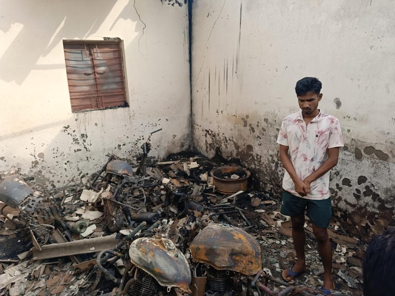 Dhanbad News : पुरानी बाइक दुकान में लगी आग, लाखों की संपत्ति हुई खाक