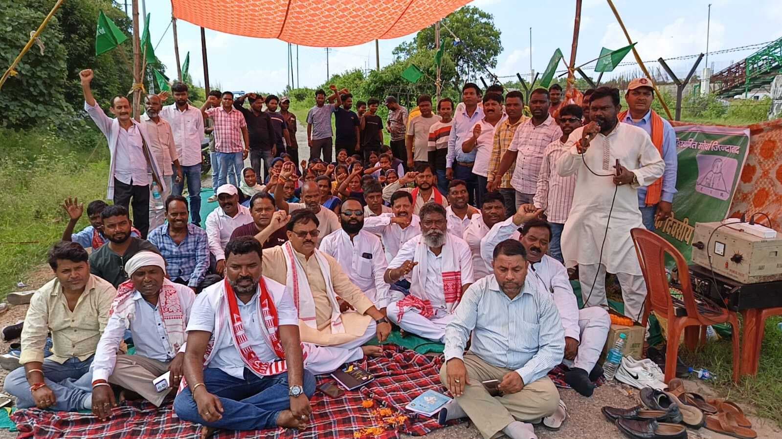 मोर्चा ने पुरनाडीह परियोजना कार्यालय के समक्ष दिया धरना