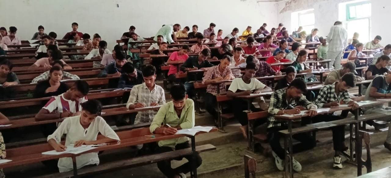 स्नातक सेमेस्टर-2 परीक्षा के आठवें दिन कदाचार के आरोप में दो परीक्षार्थी निष्कासित