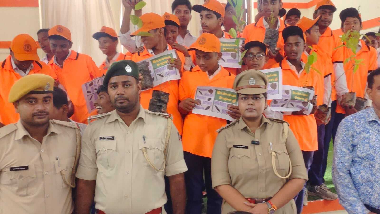 स्कूली बच्चों के बीच किया गया पौधे का वितरण