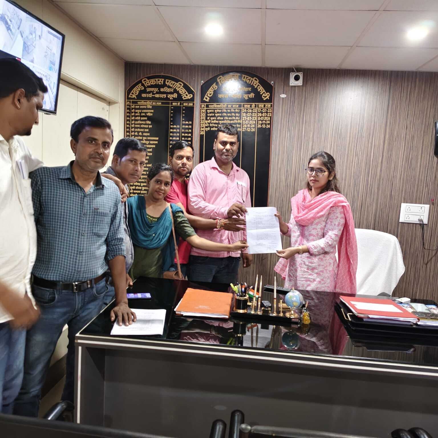 अनिश्चितकालीन हड़ताल को लेकर बीडीओ को ज्ञापन सौंपा