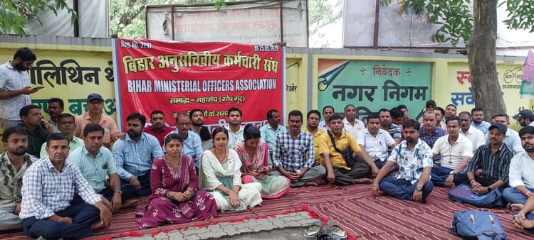 दस सूत्री मांगों को लेकर दूसरे दिन भी हड़ताल पर रहे लिपिक, किया धरना प्रदर्शन