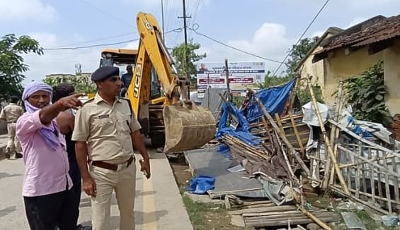 Darbhanga : लहेरियासराय में अतिक्रमण के खिलाफ चला प्रशासनिक बुलडोजर
