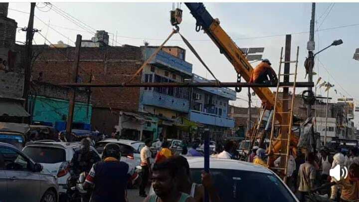 बिहिया स्थित रेल ओवरब्रिज के दोनों छोर पर रेलवे ने लगाया बेरियर