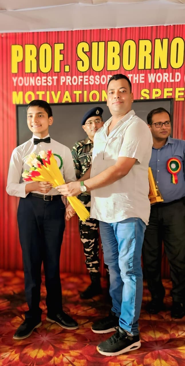वीरपुर पहुंचे दुनिया के सबसे कम उम्र के प्रोफेसर, बच्चों को किया प्रेरित