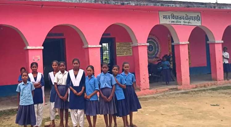 शौचालय में लटका है ताला, शौच व प्यास लगने पर बच्चे जाते हैं घर