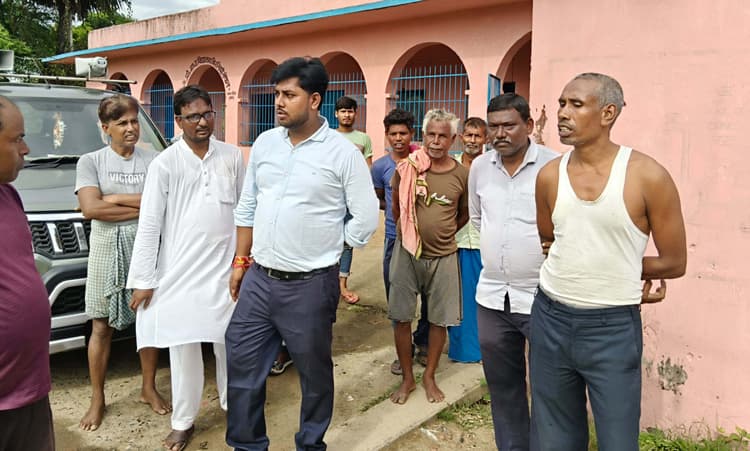 जमीन अतिक्रमण की सूचना पर बीडीओ ने स्थल का लिया जायजा