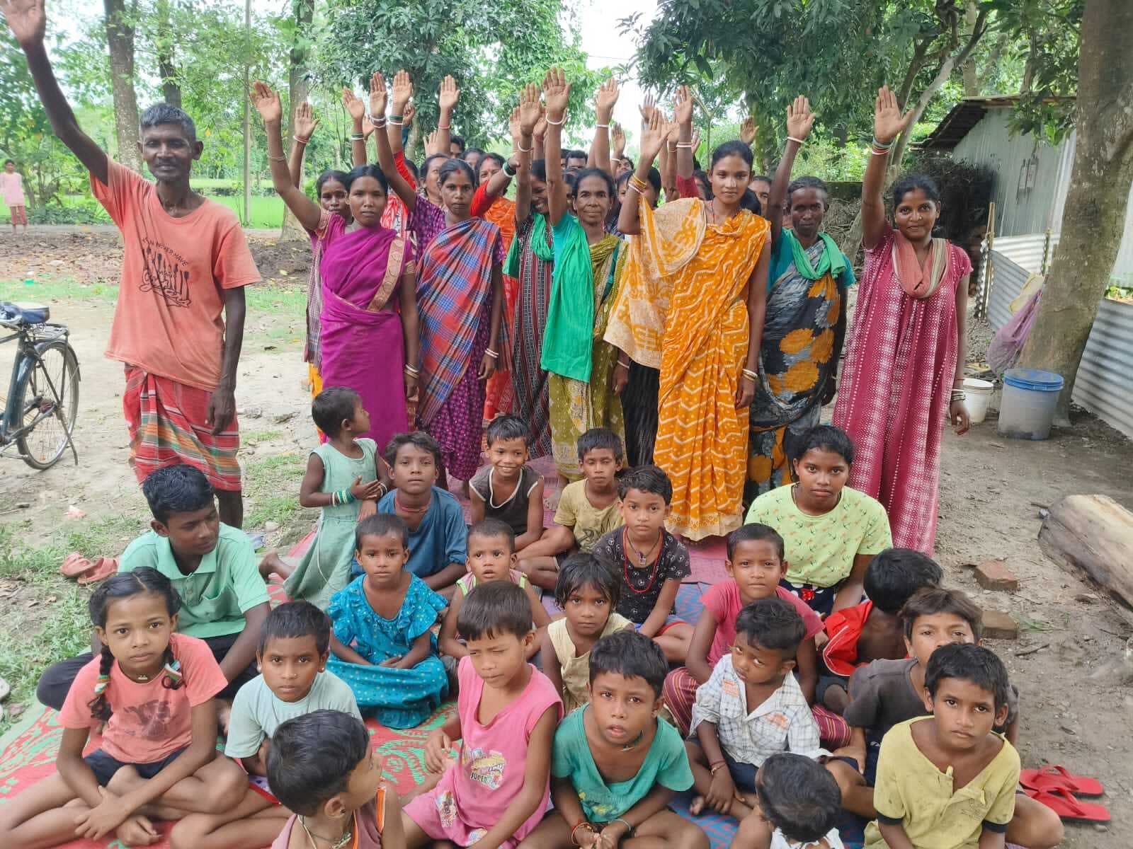 नुनियाडांगी गांव में विद्यालय नहीं रहने से पढ़ाई से वंचित बच्चें