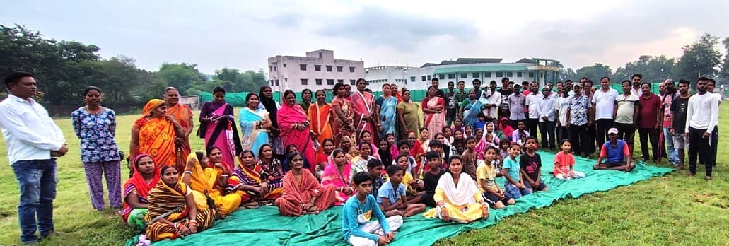 फुटबाॅल मैदान पर कब्जे की कोशिश का ग्रामीणों ने किया विरोध