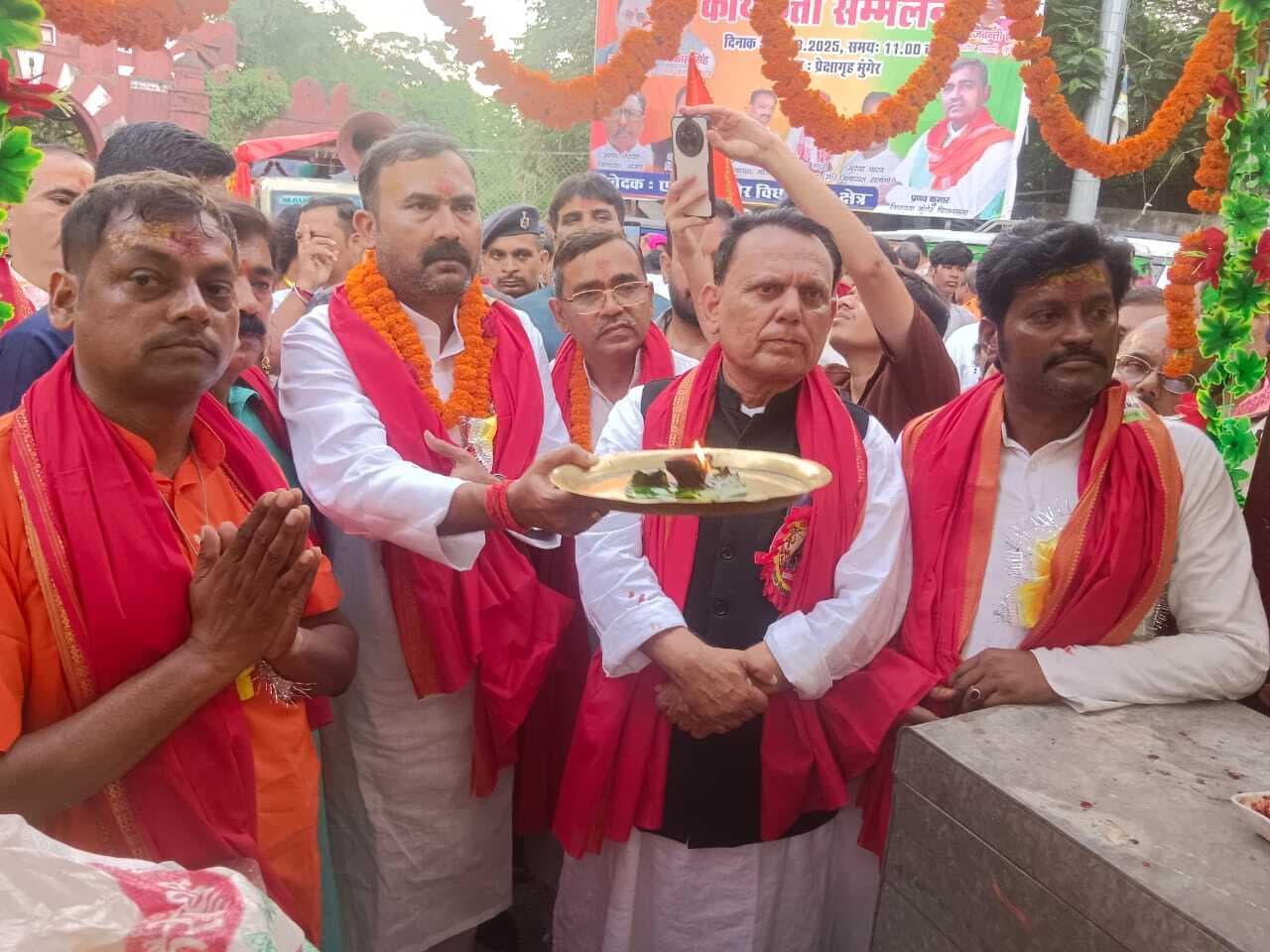 1300 श्रद्धालुओं का जत्था भगवान भोलेनाथ पर जलाभिषेक करने देवघर रवाना