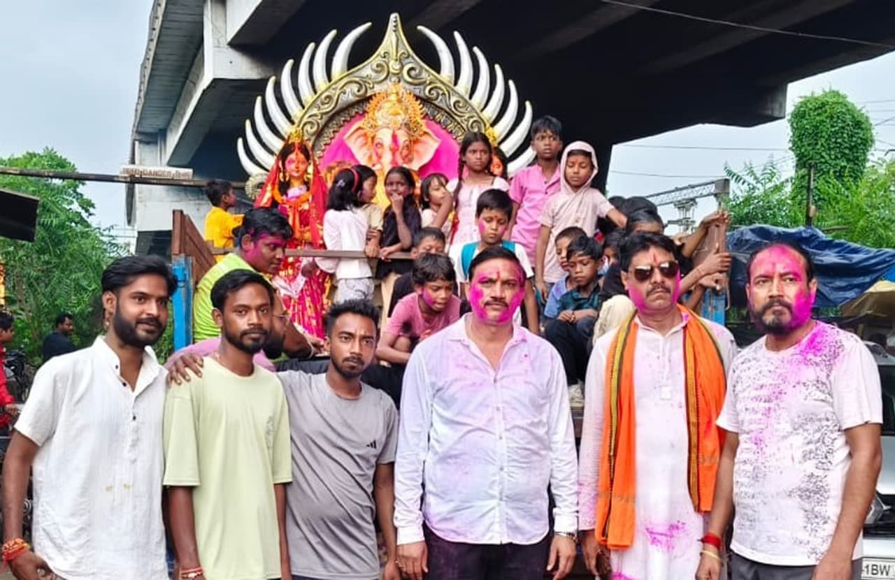 गणपति की प्रतिमा का किया विसर्जन