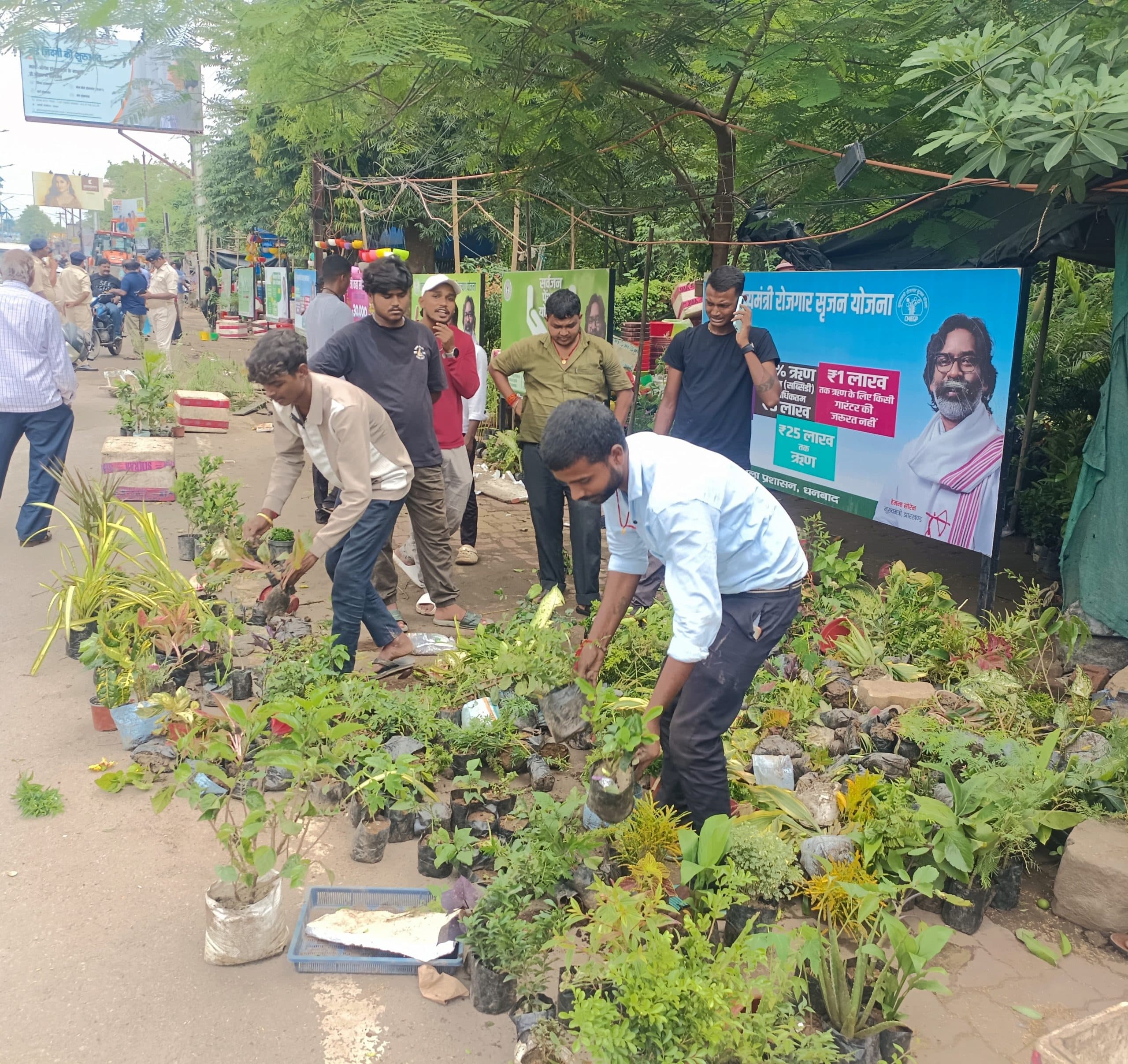 Dhanbad News : शहर में चला निगम का बुलडोजर, दर्जनों गुमटी व फुटपाथ दुकानें हटायी गयी