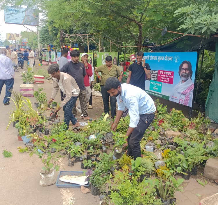 Dhanbad News : शहर में चला निगम का बुलडोजर, दर्जनों गुमटी व फुटपाथ दुकानें हटायी गयी