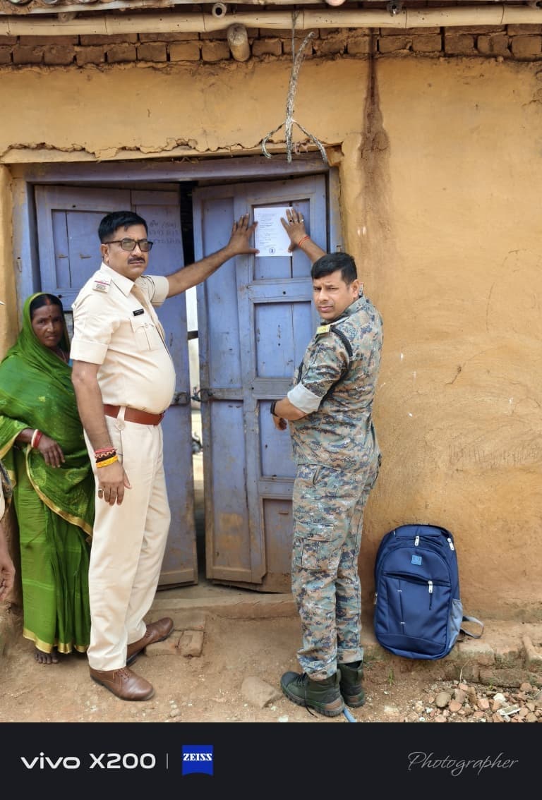 Deoghar news : साइबर अपराधी के घर लातेहार पुलिस के कर्मी ने चिपकाया इश्तेहार